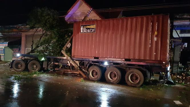 Bình Phước: Xe container mất lái tông liên tiếp vào bốn nhà dân ảnh 2