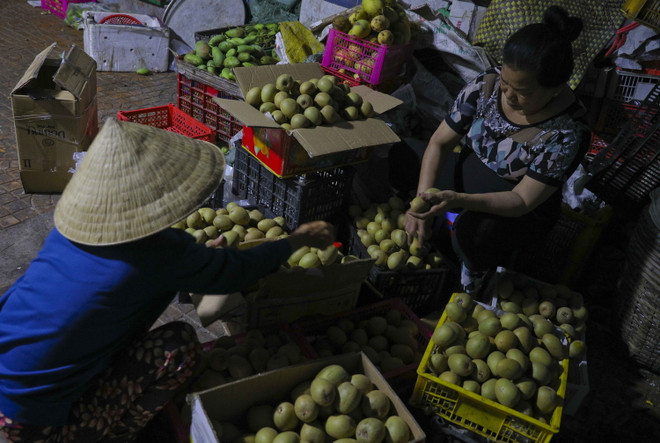 [Photo] Chợ đêm nông sản dịp giáp Tết Nguyên đán tại Hậu Giang ảnh 3