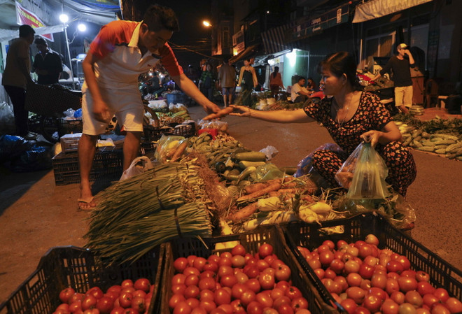 [Photo] Chợ đêm nông sản dịp giáp Tết Nguyên đán tại Hậu Giang ảnh 8