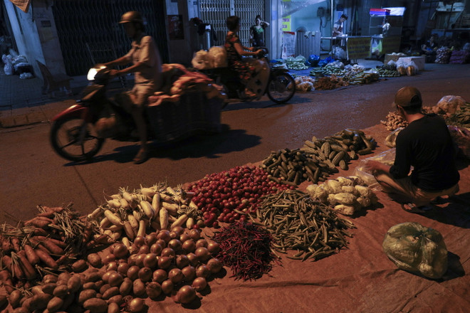 [Photo] Chợ đêm nông sản dịp giáp Tết Nguyên đán tại Hậu Giang ảnh 1