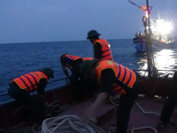 Lai dắt vào bờ an toàn tàu cá bị hỏng máy tại ngư trường Trường Sa ảnh 1