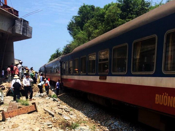 Khắc phục xong hậu quả vụ tàu SE4 bị trật đường ray tại Quảng Ngãi ảnh 1