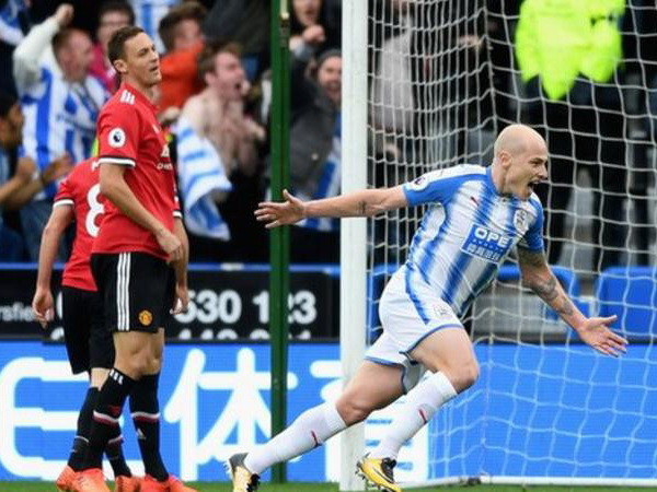 M.U thua sốc Huddersfield: Cơn mưa Yorkshire chôn vùi Quỷ đỏ ảnh 1