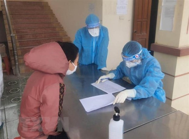 Khai báo y tế và lấy mẫu xét nghiệm cho người trở về từ nước ngoài. (Ảnh: Thùy Dung/TTXVN) Việt Nam ghi nhận thêm 5 ca mắc mới, được cách ly sau khi nhập cảnh ảnh 1