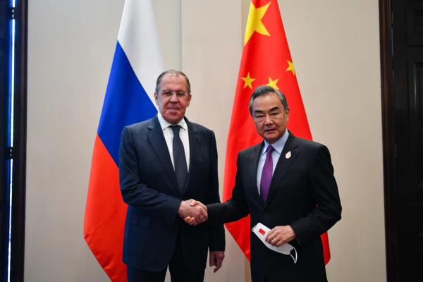 Ngoại trưởng Nga Sergei Lavrov và Chủ nhiệm Văn phòng Ủy ban Công tác Đối ngoại Trung ương Đảng Cộng sản Trung Quốc, ông Vương Nghị. (Nguồn: fmprc.gov.cn) Quan hệ Nga-Trung duy trì đà phát triển mạnh trong kỷ nguyên mới ảnh 1