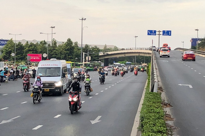 Khu vực Cảng hàng không quốc tế Tân Sơn Nhất, Thánh phố Hồ Chí Minh khá thưa thớt. Ảnh minh họa. (Nguồn: báo Công an Nhân dân) TP.HCM: Các cửa ngõ thông thoáng ngày làm việc cuối kỳ nghỉ Tết ảnh 1