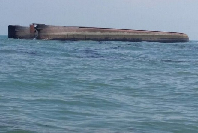 Tàu nạo vét cát Bolivia bị lật tại Malaysia, 14 người mất tích ảnh 1