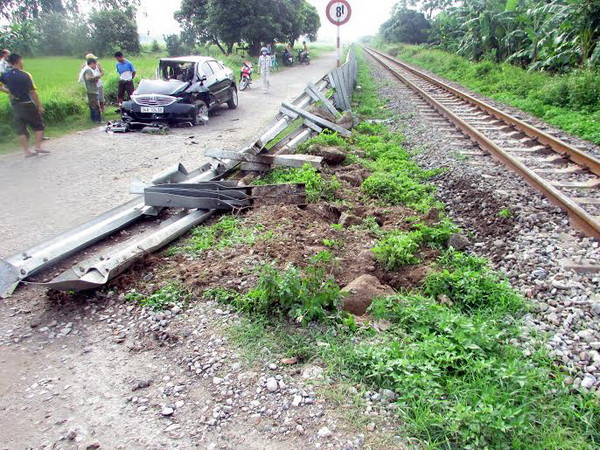 Thiếu quan sát, ôtô bị tàu hỏa đâm văng xa hàng chục mét ảnh 2