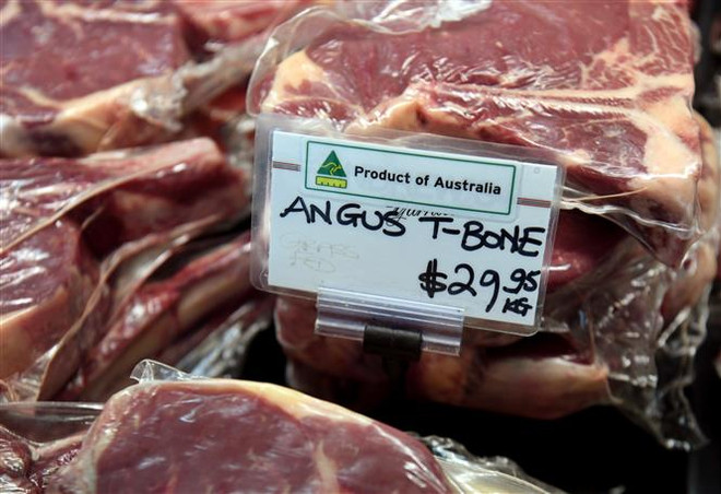 Thịt bò được bày bán tại một cửa hàng ở Yarraville, ngoại ô Melbourne, Australia. (Ảnh: AFP/TTXVN) Thỏa thuận thương mại tự do Australia-Anh chính thức có hiệu lực ảnh 1