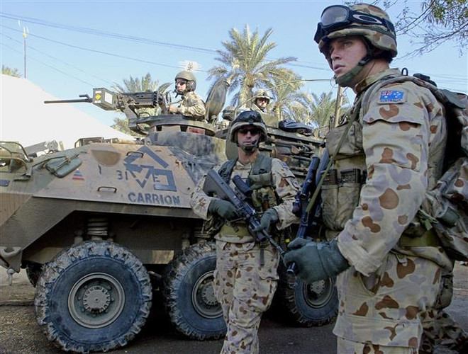 Binh sỹ Australia gác tại lối vào Đại sứ quán Australia ở thủ đô Baghdad, Iraq. (Ảnh: AFP/TTXVN) Gia hạn nhiệm vụ của Phái bộ Hỗ trợ Liên hợp quốc tại Iraq thêm 1 năm ảnh 1