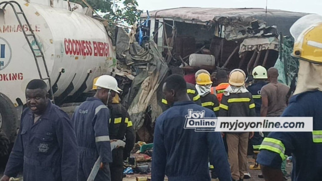 Hiện trường vụ tai nạn. (Nguồn: Mỵoyonline) Ghana: Xe buýt đâm trực diện xe bồn khiến 16 người thiệt mạng ảnh 1