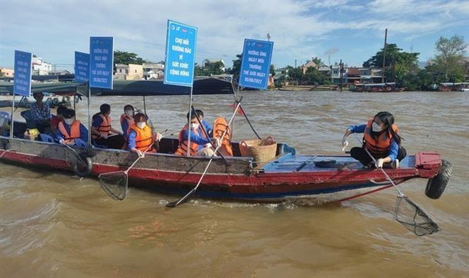 Vớt rác trên sông khu vực chợ nổi Cái Răng. (Ảnh: TTXVN phát) Vì Mekong không rác - mô hình kinh tế tuần hoàn hiệu quả tại Cần Thơ ảnh 1