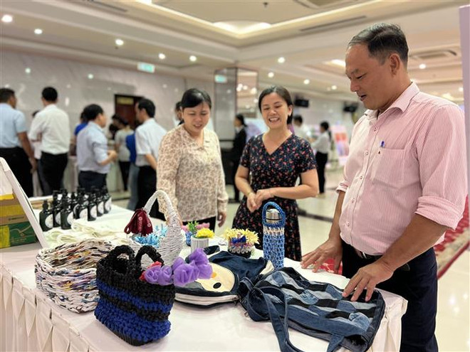 Các sản phẩm làm từ rác thải tái chế được trưng bày tại sự kiện. (Ảnh: Ánh Tuyết/TTXVN) Vì Mekong không rác - mô hình kinh tế tuần hoàn hiệu quả tại Cần Thơ ảnh 2