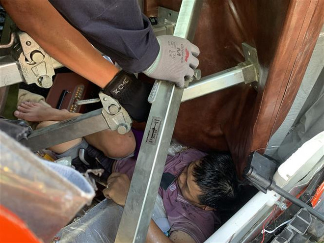 Bến Tre: Lật xe container chở dừa, tài xế và phụ xe may mắn thoát nạn ảnh 2