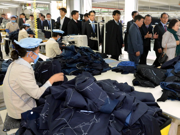 Đoàn nghị sĩ Hàn Quốc tại khu công nghiệp chung Kaesong ngày 30/10/2013. (Nguồn: AFP/TTXVN) Hai miền Triều Tiên đàm phán định kỳ về Kaesong ảnh 1