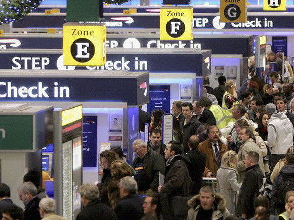 Hành khách tại sân bay Heathrow. (Nguồn: Getty) Anh lo ngại việc nhiều người trẻ hưởng ứng “thánh chiến” ảnh 1