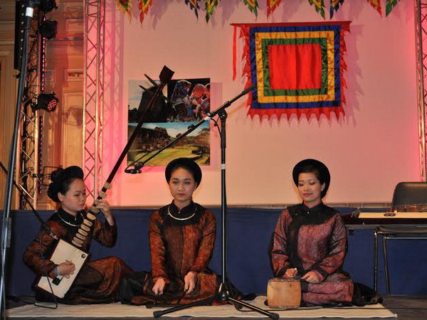 Đêm nghệ thuật đậm “Hồn Việt” giữa lòng thủ đô nước Pháp ảnh 1