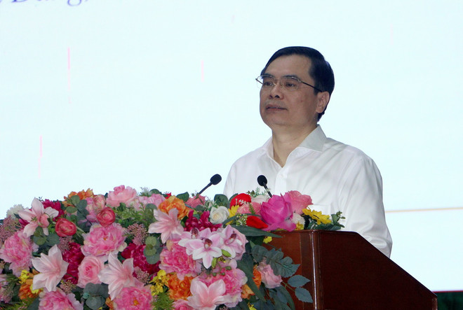Phó giáo sư, Tiến sỹ Dương Trung Ý, Phó Giám đốc Học viện Chính trị quốc gia Hồ Chí Minh, giới thiệu những nội dung cốt lõi về bài viết và tác phẩm của Tổng Bí thư Nguyễn Phú Trọng. (Ảnh: Lê Thúy Hằng/TTXVN) ttxvn_1904_vinh long (2).jpg