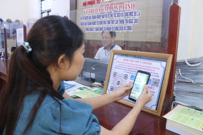 Người dân quét mã QR để góp ý online. (Ảnh: Bích Huệ/TTXVN) ttxvn_1904_chuyen doi so.jpg