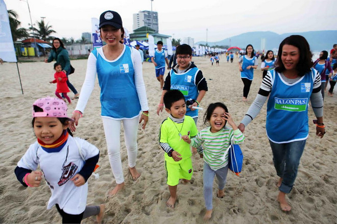"Đôi chân trần trên biển Đà Nẵng - kết nối tình yêu thương" ảnh 3