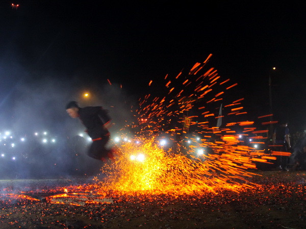 Độc đáo nghi lễ nhảy lửa của đồng bào Dao đỏ ở Cao Bằng ảnh 1