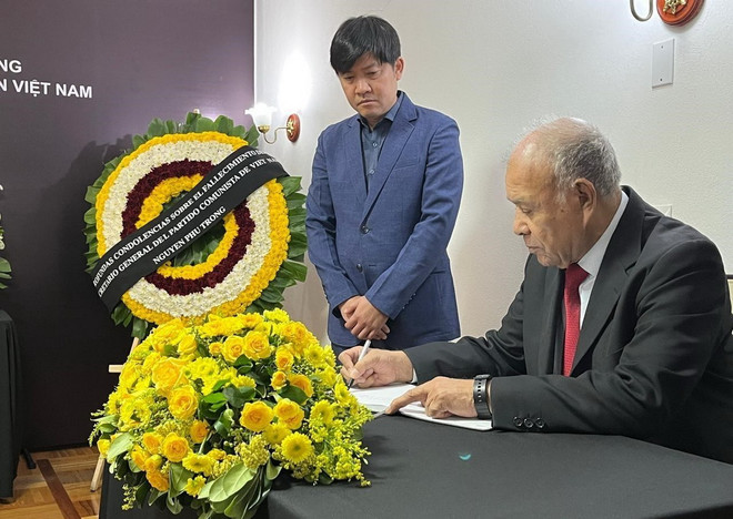 Tổng Bí thư Đảng Lao động Mexico (PT) Alberto Anaya Gutierrez viết sổ tang. (Ảnh: Phi Hùng/TTXVN) ttxvn_Tong bi thu dang lao dong Mexico Alberto Anaya Gutierrez.jpg