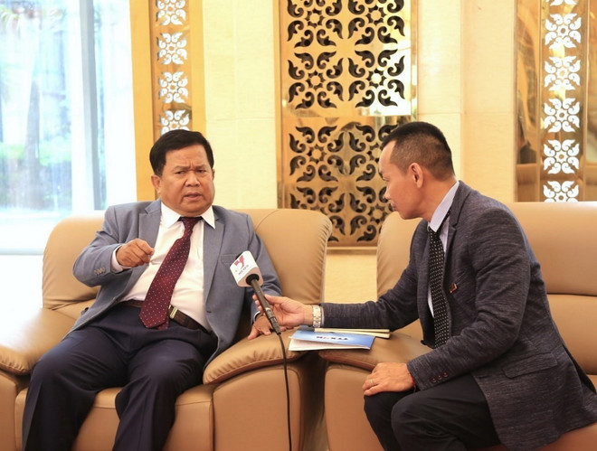 Nhà báo Khieu Kola (bên trái) trả lời phỏng vấn phóng viên TTXVN tại Phnom Penh. (Ảnh: Hoàng Minh/TTXVN) ttxvn_Nha bao Khieu Kola tra loi PV.jpg