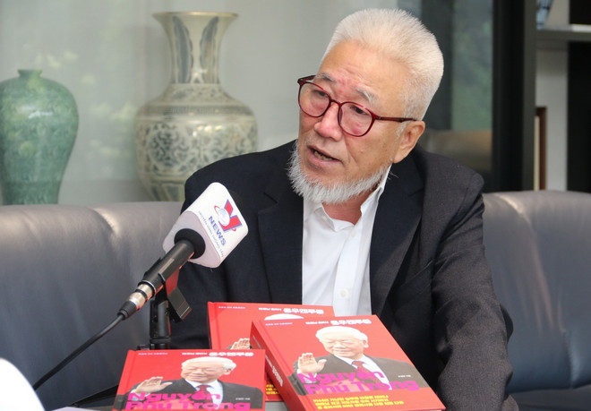 Ông Cho Chul-hyeon, tác giả cuốn sách mang tên “Tổng Bí thư Việt Nam Nguyễn Phú Trọng” bày tỏ tiếc thương trước tin Tổng Bí thư Nguyễn Phú Trọng từ trần. (Ảnh: Trường Giang/TTXVN) ttxvn_ong Cho Chul-hyeon.jpg