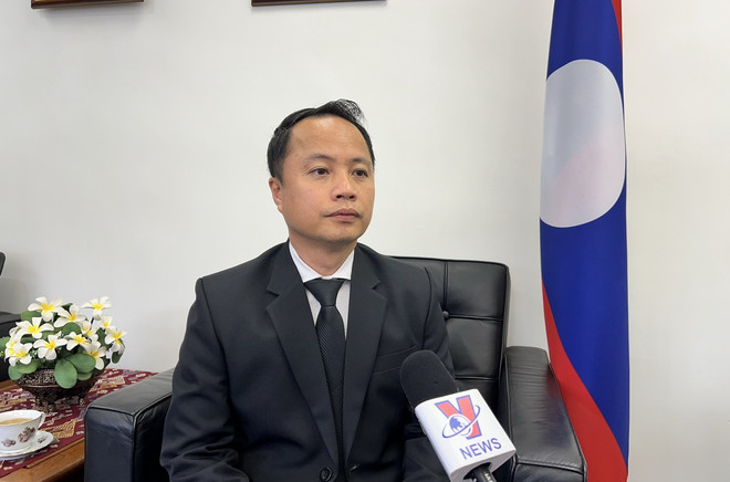 Ông Ammala Saenchonghack, Tổng Lãnh sự Lào tại Hong Kong trả lời phỏng vấn của phóng viên TTXVN. (Ảnh: Mạc Luyện/TTXVN) ttxvn_tong_lanh_su_lao_tai_hong_kong_trung_quoc.jpg