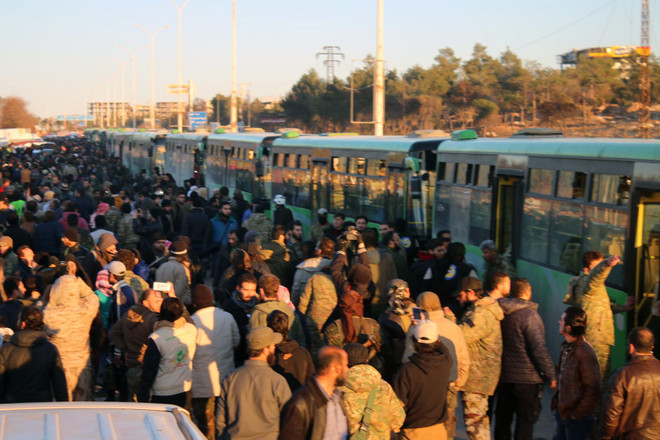 Người dân ở phía Đông Aleppo chờ sơ tán. (Nguồn: AP/TTXVN) Syria nối lại kế hoạch sơ tán dân thường và quân nổi dậy tại Aleppo ảnh 1
