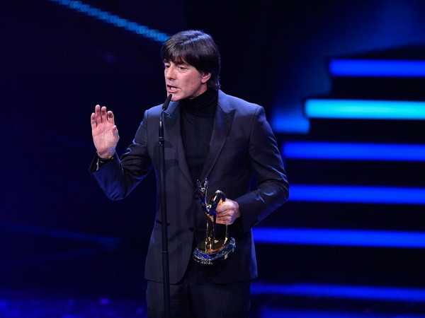 Bastian Schweinsteiger và Joachim Löw nhận giải Bambi 2016 ảnh 2