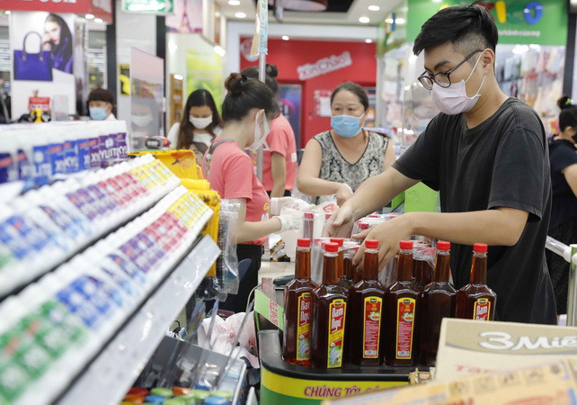 Ngành thương mại và dịch vụ ở TP.HCM khó kích cầu tiêu dùng ảnh 1