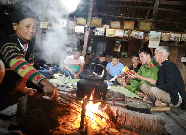 Gia đình ông Chi Viết Hải (dân tộc Lô Lô) ở xóm Khuổi Khon, xã Kim Cúc, huyện Bảo Lạc được nghe phổ biến về luật Bầu cử đại biểu Quốc hội khóa XV và HĐND các cấp nhiệm kỳ 2021-2026 tỉnh Cao Bằng. (Ảnh: Vũ Sinh/TTXVN) Phát huy vai trò của già làng, trưởng bản trong tuyên truyền về bầu cử ảnh 1
