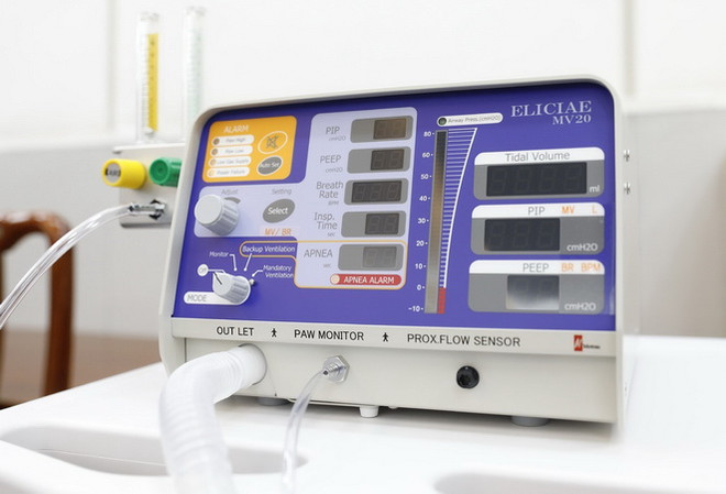 Chuyển 100 máy thở hỗ trợ nước bạn Lào chống dịch COVID-19 ảnh 1