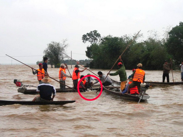 Lại thêm một người nữa tại Quảng Bình bị nước lũ cuốn trôi ảnh 1