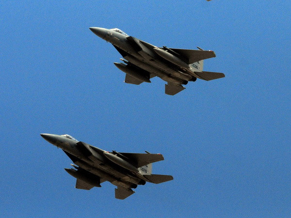 Các nước vùng Vịnh vẫn tăng chi tiêu quốc phòng dù giá dầu thấp ảnh 1