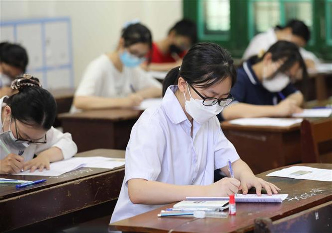 Thí sinh làm bài thi . Ảnh: Thanh Tùng - TTXVN Tuyển sinh lớp 10: Định hướng để học sinh chọn trường, môn học phù hợp ảnh 2