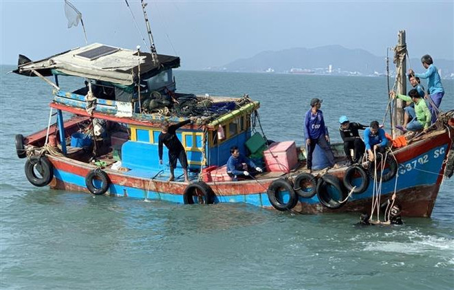 Lực lượng chức năng huy động hơn 100 nhân lực tham gia công tác tìm kiếm cứu nạn, tìm kiếm nạn nhân tử vong trong vụ chìm tàu trên vùng biển Cần Giờ. (Ảnh: TTXVN phát) Chìm tàu cá trong đêm trên vùng biển Cần Giờ, một ngư dân tử vong ảnh 1