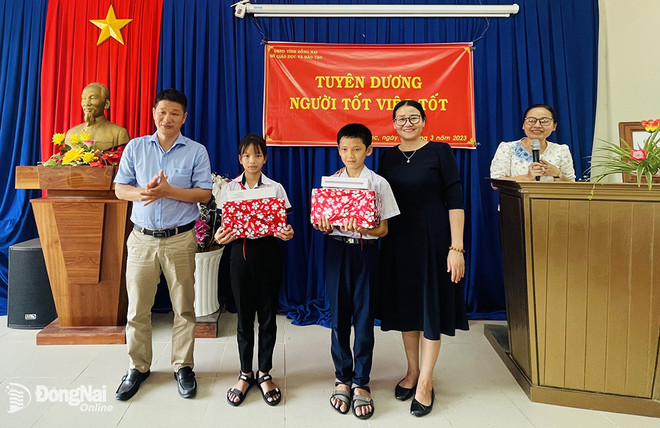 Khen thưởng hai học sinh trả lại hơn 100 triệu đồng cho người mất ảnh 1