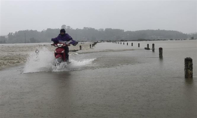 Hà Tĩnh: Nhiều tuyến đường ở Hương Khê bị sạt lở, 5 xã bị chia cắt ảnh 1