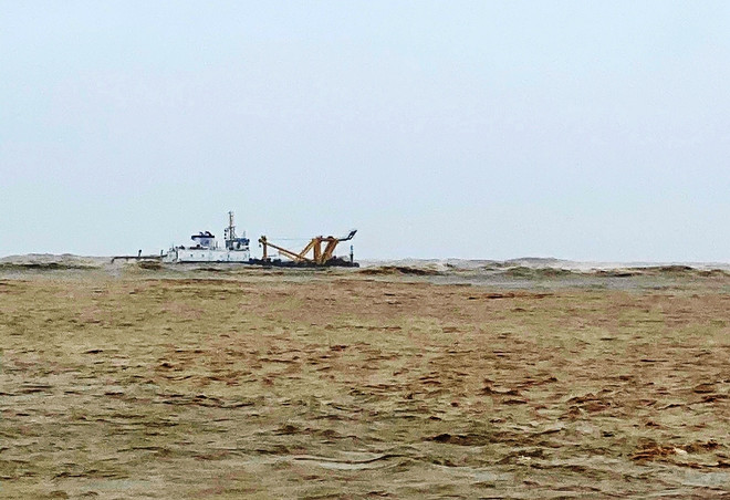 Khẩn trương cứu nạn 12 thuyền viên trên tàu mắc cạn gần Cảng Cửa Việt ảnh 2