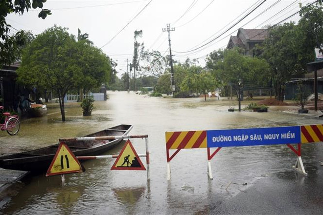 Dự báo thời tiết: Trung Bộ tiếp tục có mưa rất to đến ngày 13/10 ảnh 1