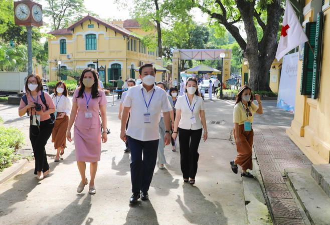 Phó Chủ tịch UBND TP Hà Nội Chử Xuân Dũng đến kiểm tra tại điểm thi Trường THPT Chu Văn An, quận Tây Hồ. (Ảnh: Thanh Tùng/TTXVN) Kỳ thi vào lớp 10 tại Hà Nội: Lãnh đạo thành phố động viên thí sinh ảnh 1