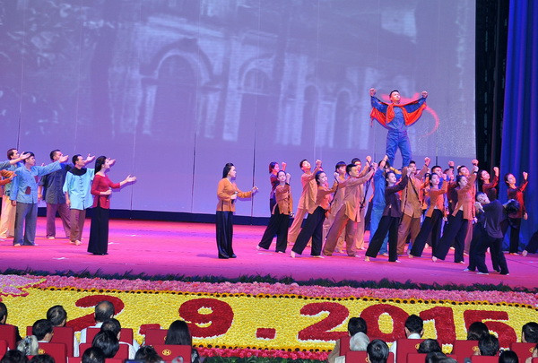 Hào sảng chương trình nghệ thuật "Việt Nam - Thời đại Hồ Chí Minh" ảnh 1