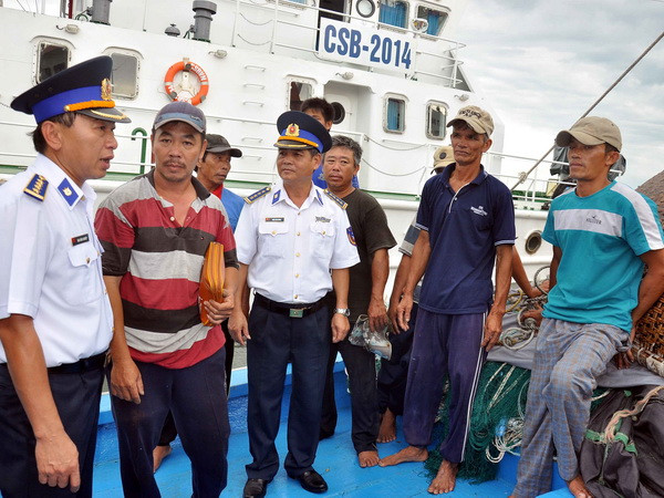 Quảng Nam: Lai dắt tàu cá và 8 ngư dân bị nạn vào bờ an toàn ảnh 1