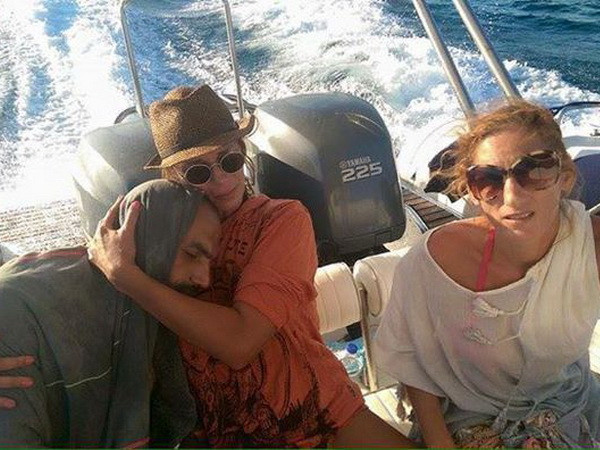 Ảnh phụ nữ Hy Lạp cứu người di cư trên biển gây sốt vì xúc động ảnh 1