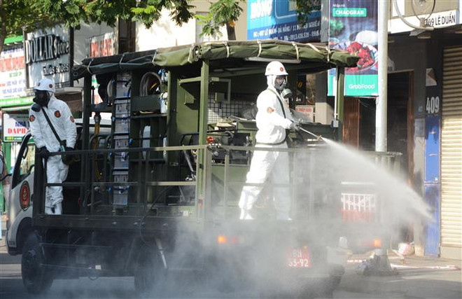 Binh chủng hóa học (Bộ Quốc phòng) phun khử khuẩn tại các khu vực nóng có ca dương tính tại Đà Nẵng. (Ảnh: Văn Dũng/TTXVN) Từ ngày 18/6 đến tối 21/6, Đà Nẵng có 40 ca dương tính với SARS-CoV-2 ảnh 1
