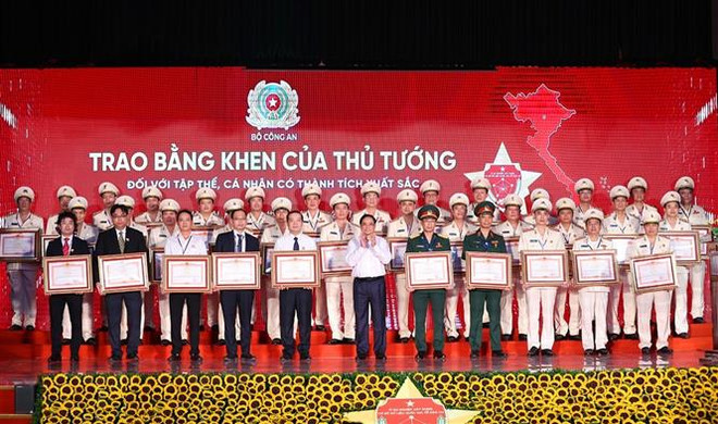 Thủ tướng Phạm Minh Chính tặng Bằng khen cho các tập thể, cá nhân có thành tích xuất sắc, đóng góp vào quá trình xây dựng, triển khai Dự án Cơ sở dữ liệu quốc gia về dân cư; Dự án Sản xuất, cấp và quản lý Căn cước công dân. (Ảnh: Dương Giang/TTXVN) Đưa cơ sở dữ liệu dân cư vào cuộc sống để người dân hưởng lợi ích ảnh 2