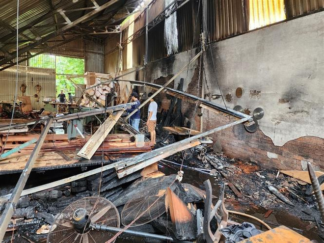 Bình Dương: Cháy xưởng kinh doanh gỗ trong khu đông dân cư ảnh 1