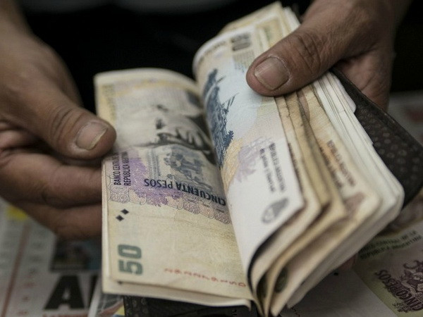 Argentina đề nghị IMF can thiệp khi thị trường hối đoái biến động mạnh ảnh 1